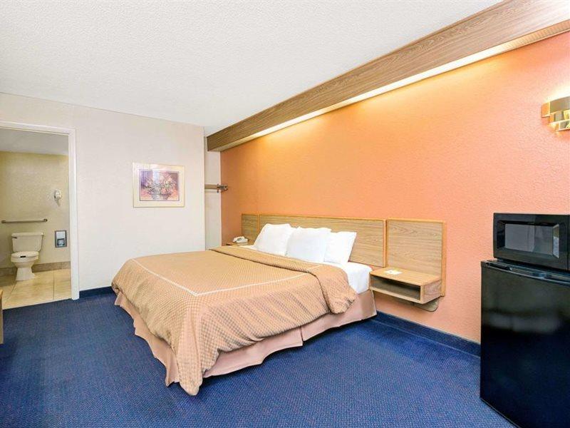 Days Inn By Wyndham Charlotte Northlake Exterior foto
