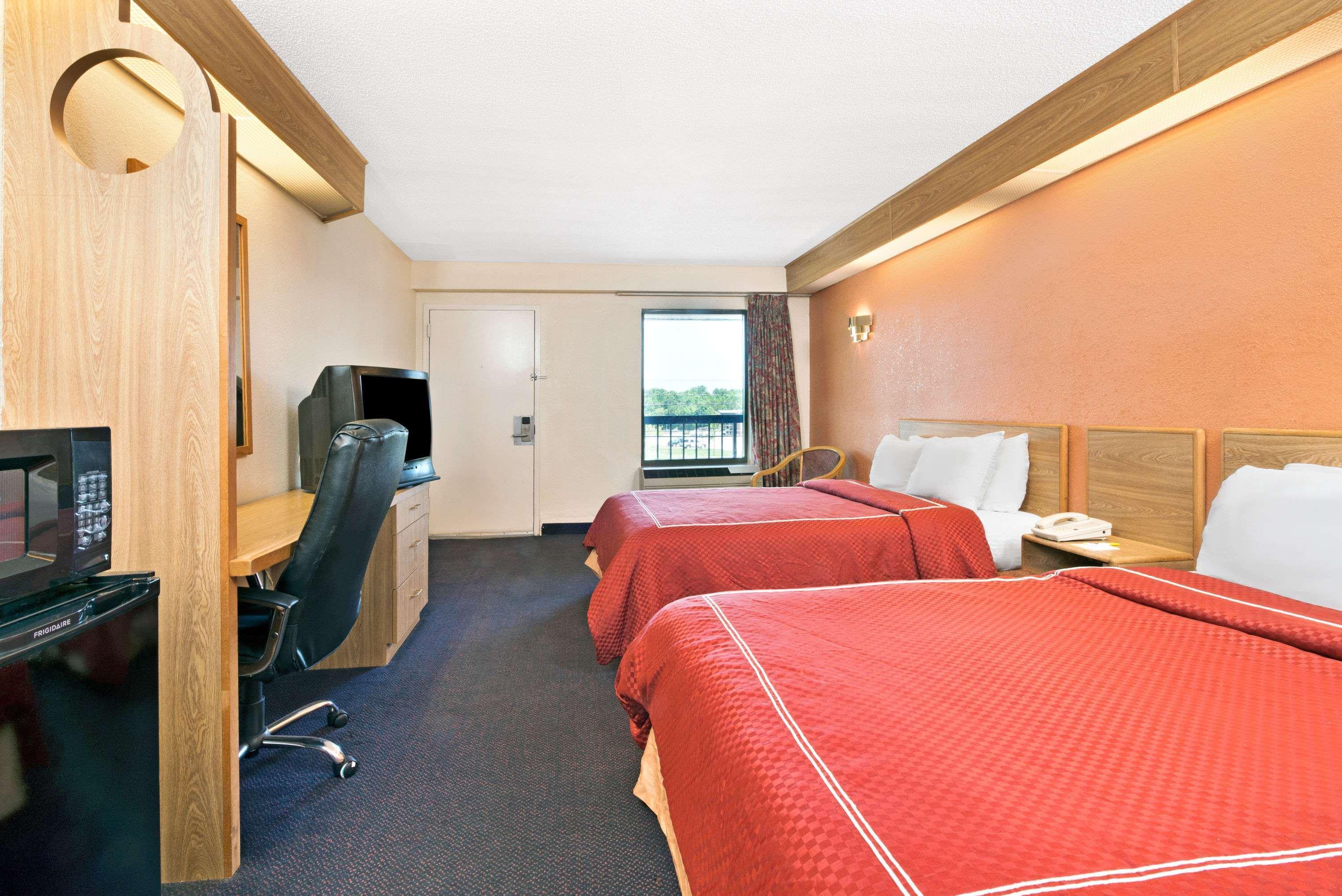 Days Inn By Wyndham Charlotte Northlake Exterior foto