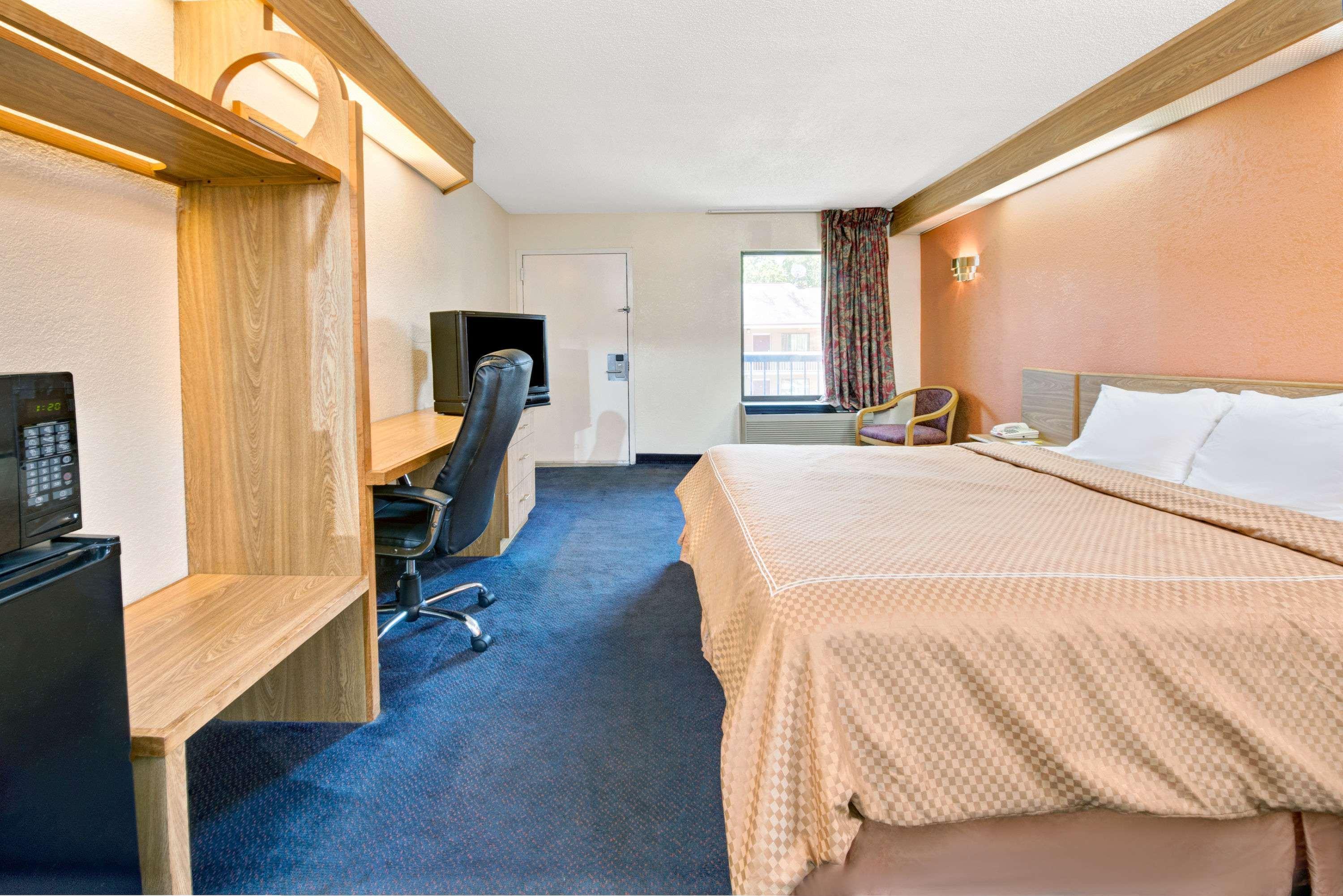 Days Inn By Wyndham Charlotte Northlake Exterior foto