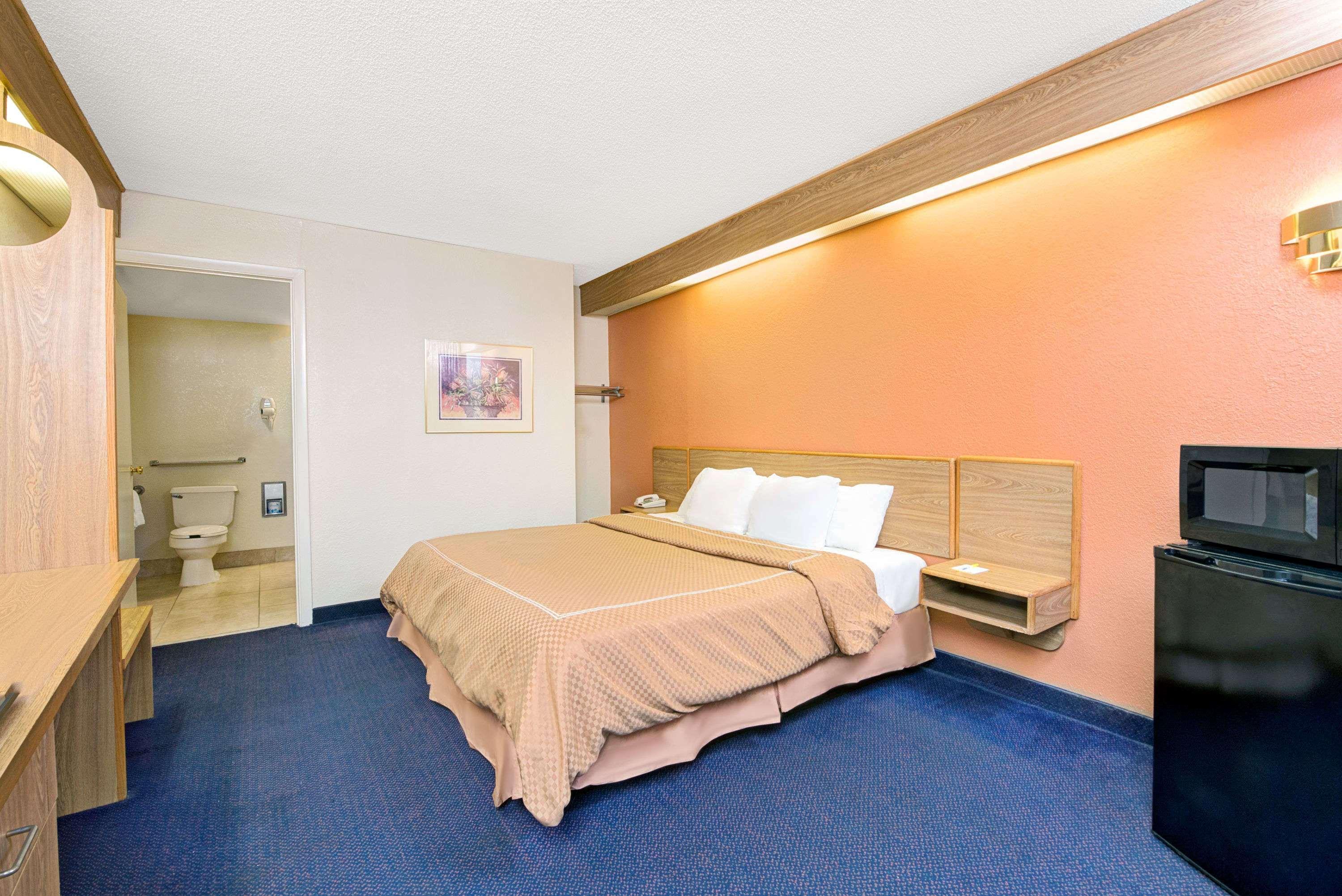 Days Inn By Wyndham Charlotte Northlake Exterior foto